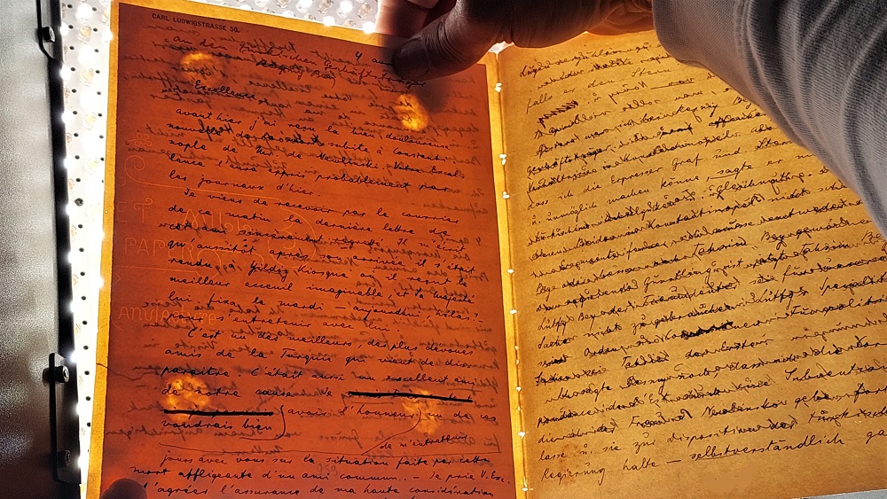 בעת הנחת דפי היומן על שולחן אור, ניתן להבחין בנקודות הדבק באמצעותן הדביק הרצל טיוטות של מכתביו.