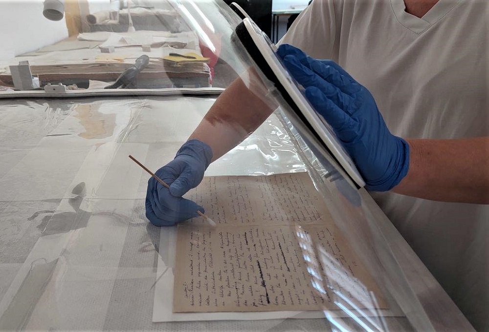 ניקוי דפי היומן באמצעות שולחן שאיבה (ואקום)