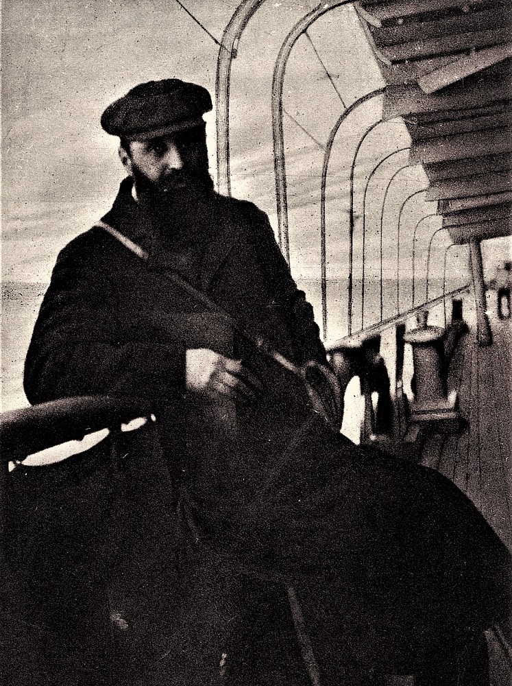 הרצל על סיפון האוניה בדרך ממצרים ליפו, גלויה של קרן קימת לישראל (A74\27-4p)