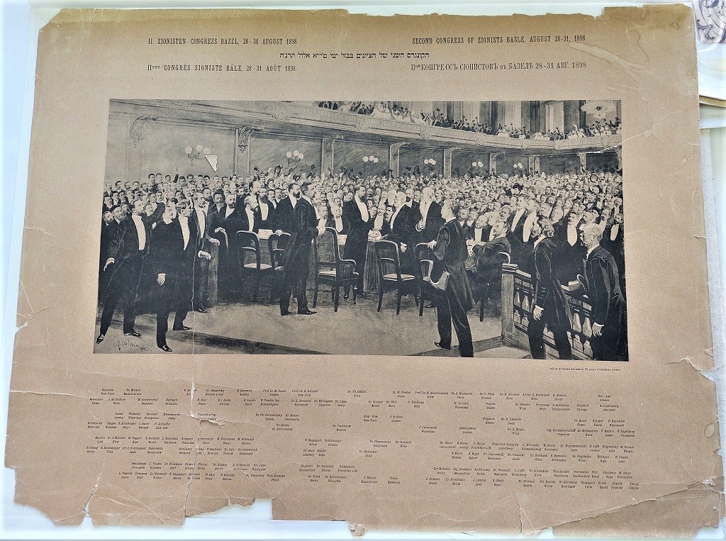 מזכרת מן הקונגרס הציוני השני עם ציורו של מנחם אוקין, 1898. (H1\3999)​