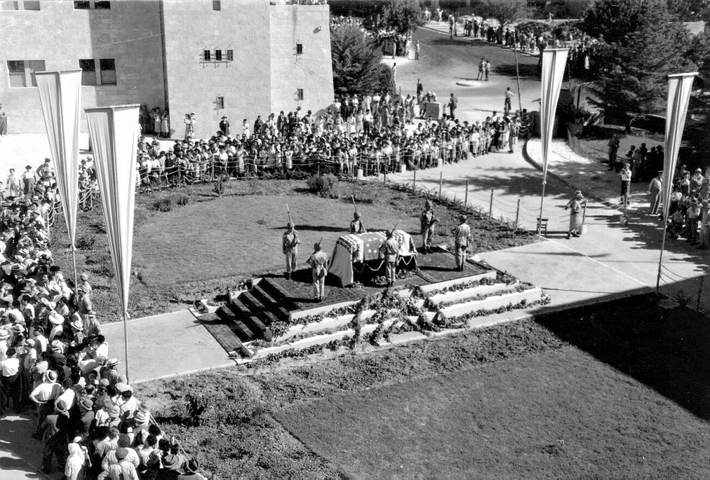 ארונו של הרצל מכוסה בפרוכת, מוצג ברחבת בבניין המוסדות הלאומיים בירושלים, 1949. (PHG\1010267)