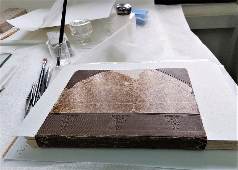 נייר הכותנה (פלוטר) מונח בין דפי היומן, וסופג את הלחות מהנייר, ומסייע ליישרו