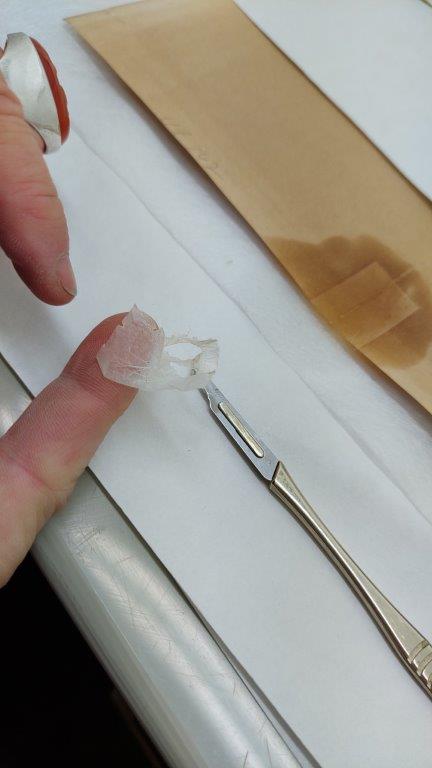 הסרת הדבק הישן