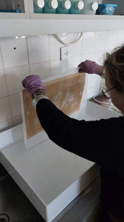 שטיפת הציור באמבטיה עם חומר להסרת כתמים