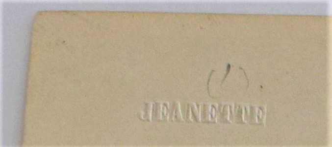 עם הסרת עטיפת הניילון ניתן להבחין כי בשולי הדף מוטבע שם אימו של הרצל, ג'נט Jeanette.