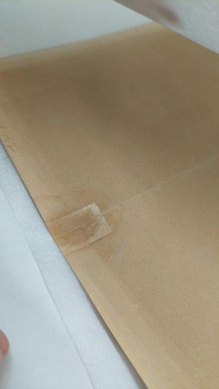 ניקוי כתמים שנותרו מתחת לדבק