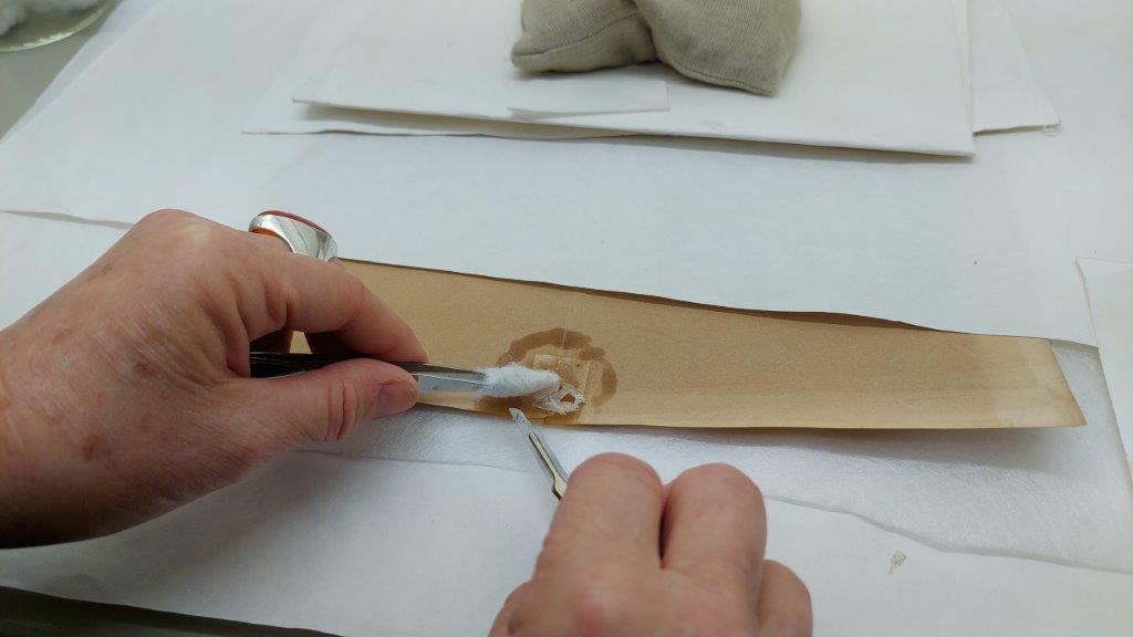 ניקוי כתמים שנותרו מתחת לדבק