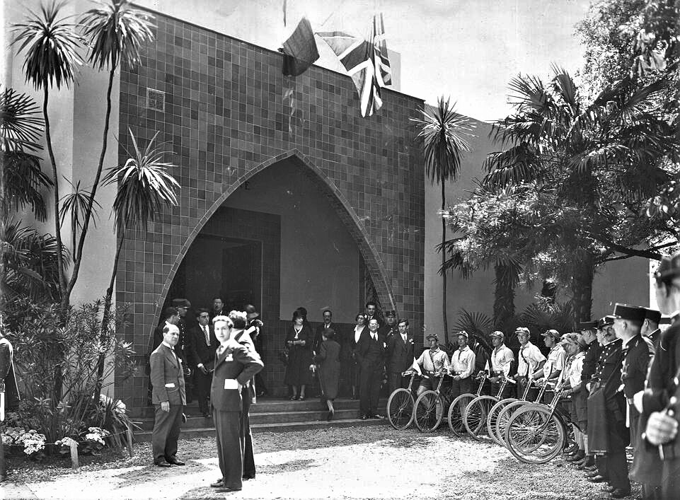 חברי משלחת האופנוענים מארץ ישראל במהלך מסעם באירופה ממתינים לפגישה עם הברון אדמונד דה רוטשילד, 1931 (PHAL\1615263)