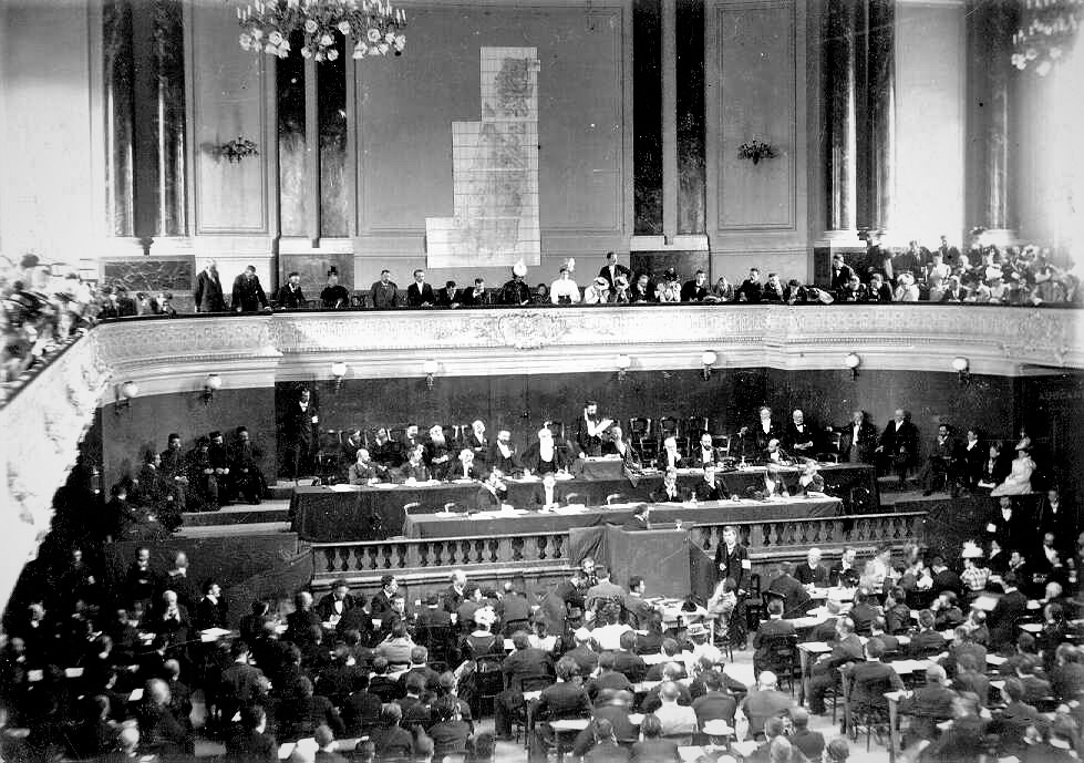 אולם הקזינו בבאזל, שם התקיים הקונגרס הציוני הראשון, הרצל נואם בקונגרס השני, 1898 (PHG\1052674)