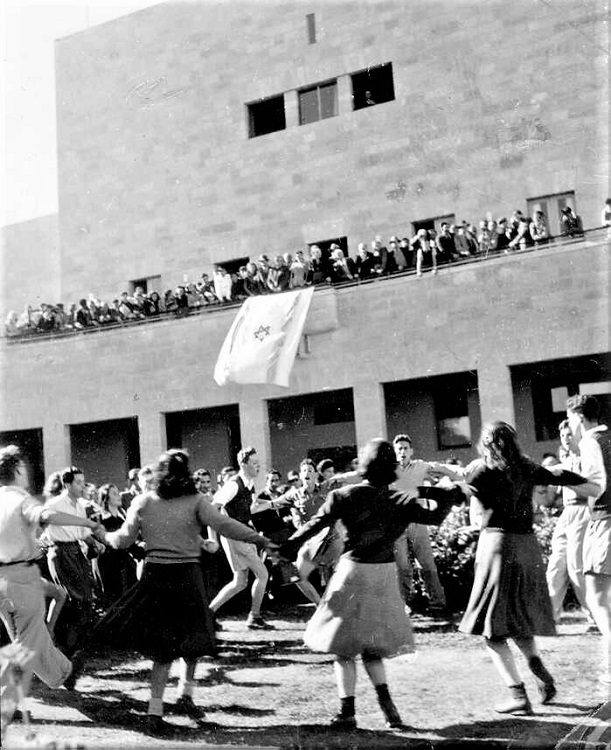 ריקודי שמחה בחצר המוסדות הלאומיים לאחר אישור תכנית החלוקה באו"ם, 1947 (PHG\1009521)