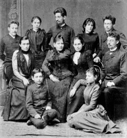 משפחת וילבושביץ בחתונתם של הבנים גדליהו ומשה בגרודנו, פסח 1892 (PHG\1017256)​