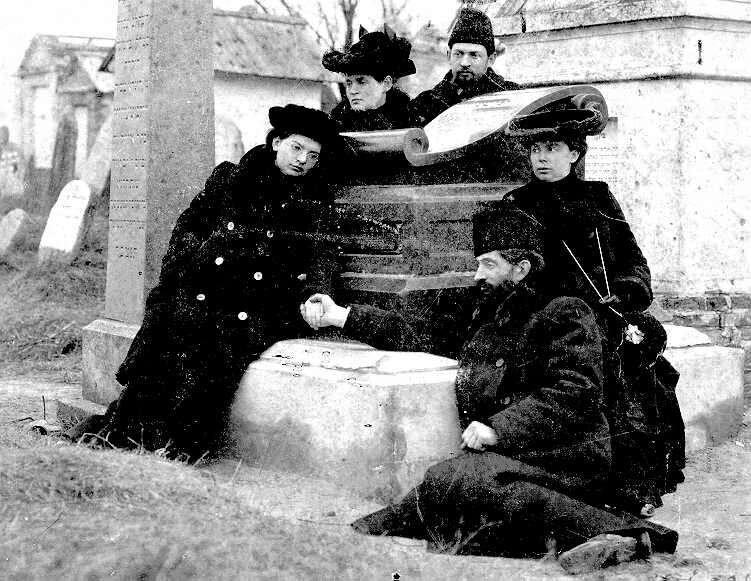 ילדי משפחת וילבושביץ ליד קבר האם שרה, גרודנו, 1901 (PHG\1017264)​