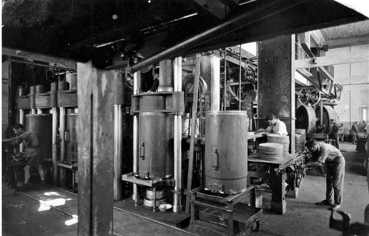 אולם המכונות בבית החרושת לשמן ולסבון "שמן", 1925 (PHG\1071770)