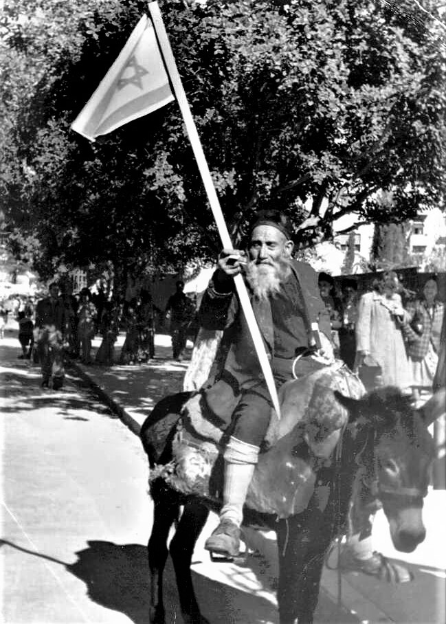 יהודי גאה ברחובות ירושלים מניף את הדגל הציוני על חמורו לאחר אישור תוכנית החלוקה באו"ם (PHG\1009524)