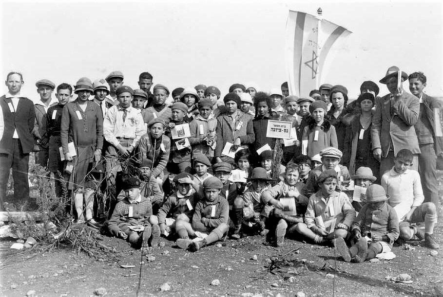 תלמידי בית ספר מנס ציונה בחגיגות ט"ו בשבט ביער בן-שמן, 1929 (PHG\1015002)