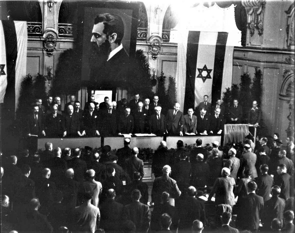 דגלי התנועה הציונית בישיבת הפתיחה של המועצה החמישית של הסוכנות היהודית המורחבת לארץ ישראל, ציריך, 1937. (PHG\1016466)