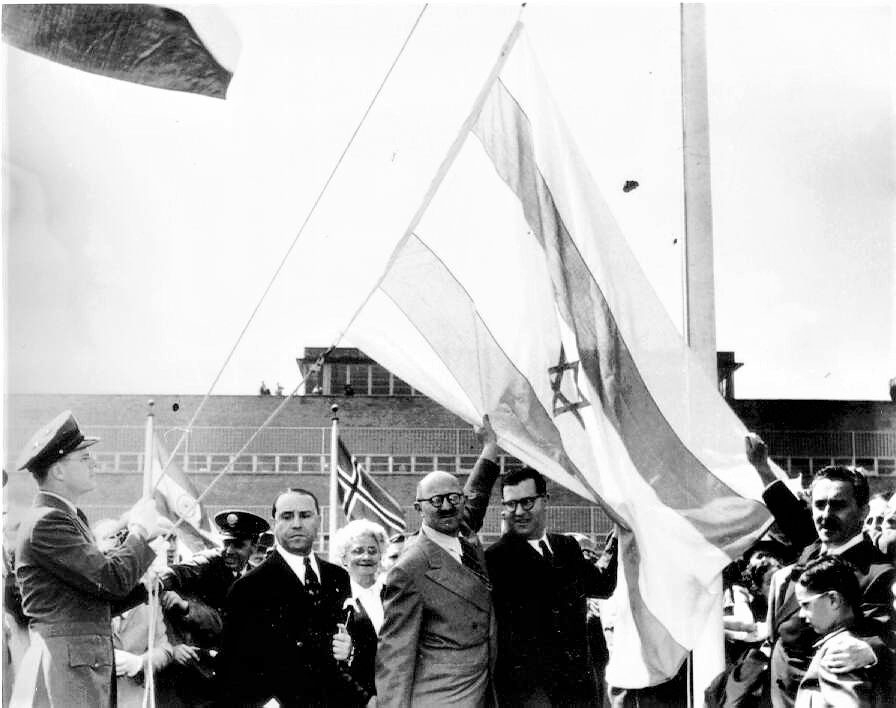 משה שרת בטקס הנפת הנפת דגל ישראל באו"ם לאחר קבלתה כחברה בארגון, ניו יורק, 1949. (PHG\1020000)​​