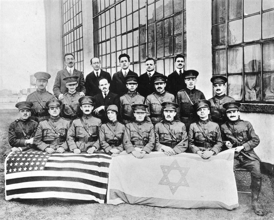 רופאים ציונים מטעם "הדסה" בדרכם מארצות הברית לארץ ישראל, אוחזים בדגל הציוני ובדגל ארה"ב, 1918. (PHG\1027131)