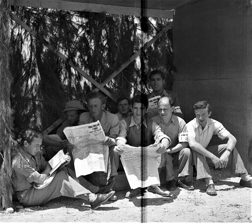 הסדרנים בחגיגות יום הסטודנט העברי באוניברסיטה העברית בירושלים, קוראים את עיתון "דבר", 1938. (NZO\642007)