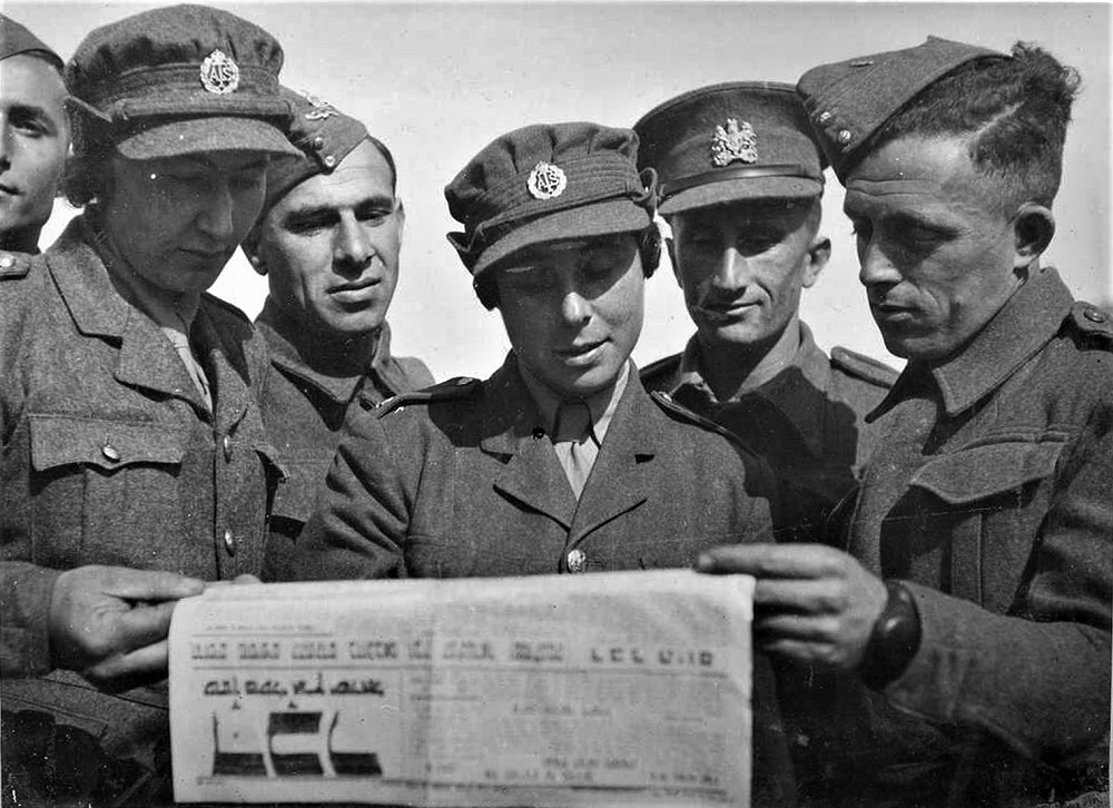 חיילים וחיילות בחופשה קוראים בעיתון "דבר", פברואר 1942. (PHWI\1246962)