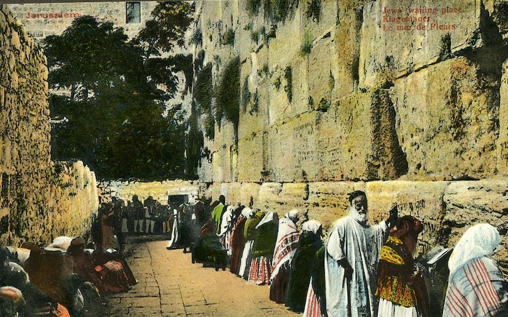 גלויה עם תמונה של מתפללים יהודים ליד הכותל, 1905 לערך. (PHAL\1655557)