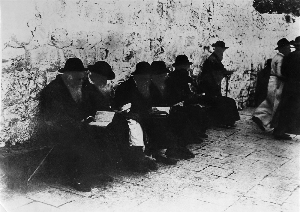 מתפללים יהודים שתועדו על ידי הצלמים לנהרט ולנדרוק ב־1912. (PHAL\1655561)