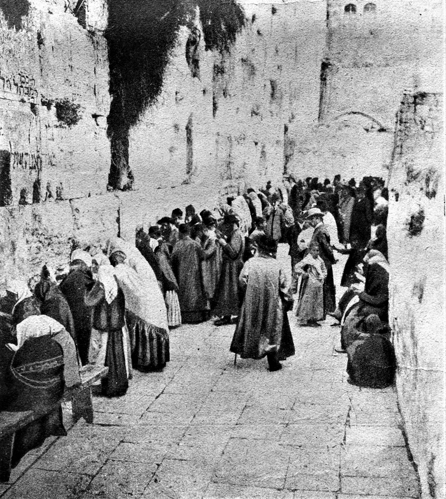 תצלום של מתפללים יהודים בכותל מימי מלחמת העולם הראשונה. (PHAL\1655562)