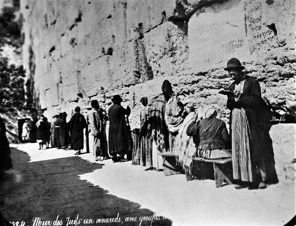 יהודים בכותל ב־1895, תיעוד של הצלם בונפילס (PHAL\1655564)