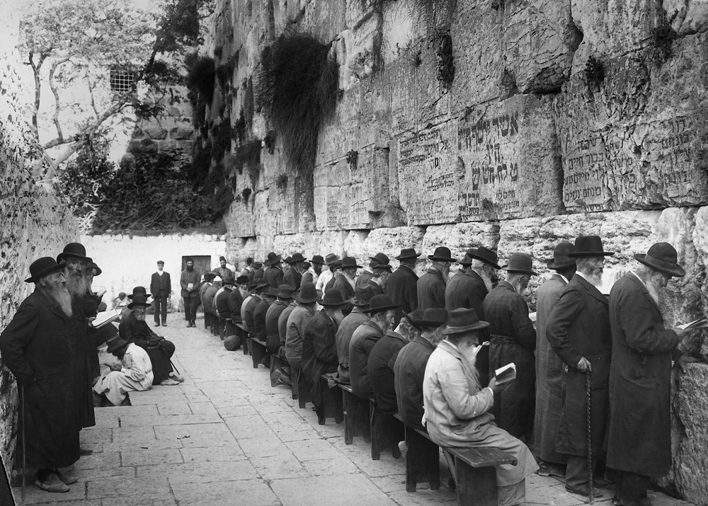 "בית מושב זקנים וזקנות בירושלים" מתפללים ליד הכותל המערבי ב-1912 (PHAL\1655565)