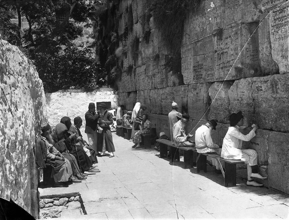 מתפללים יהודים בכותל, שתועדו על ידי הצלם היהודי צדוק בסן ב־1914. (PHAL\1655568)