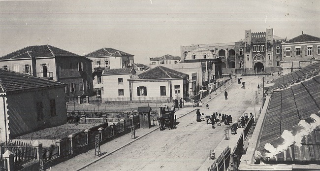  (PHA519-129p) רחוב הרצל ומבנה הגימנסיה הרצליה משקיף עליו