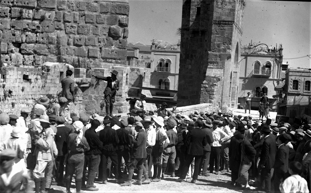 תיירים בסיור בהדרכת הגיאוגרף וההיסטוריון זאב וילנאי ליד מצודת דוד בירושלים, 1922. (GNYBD\400683)