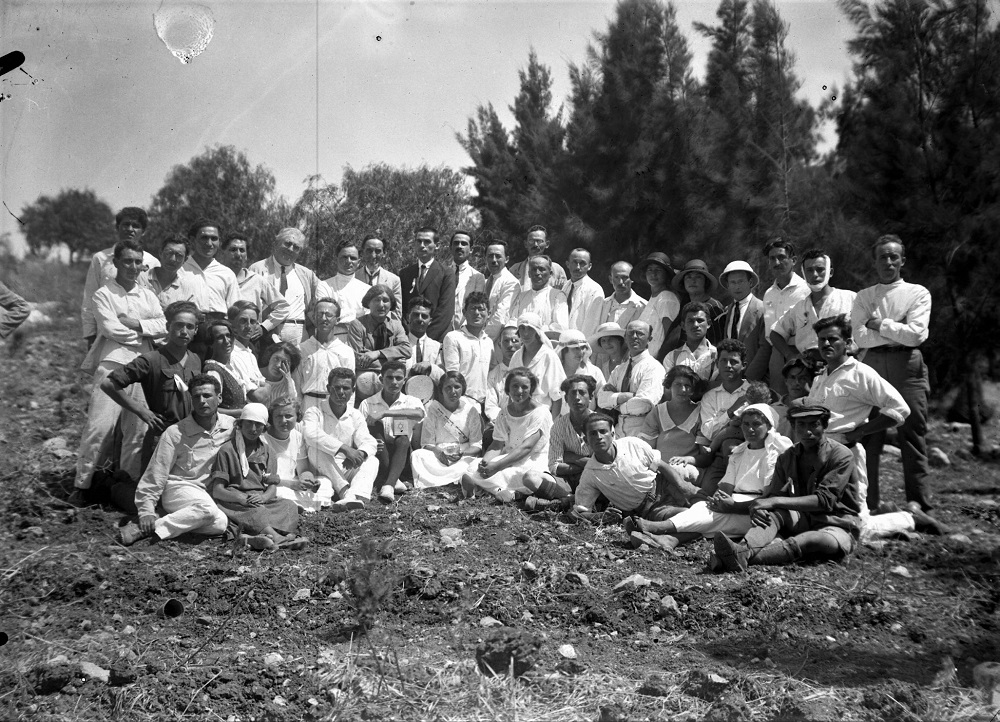 קבוצת מטיילים בהדרכת זאב וילנאי ליד יער בן שמן. צילום: צבי אורון (NZO\625775)