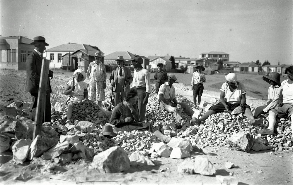 תיירים מארה"ב משוחחים עם בחורות יהודיות, העובדות בסלילת כבישים בסביבת תל אביב, 1927. (NZO\627280)