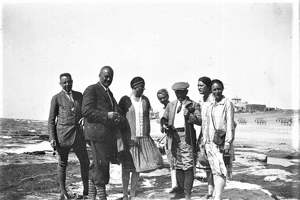 מטיילים מאיטליה על חוף הים של תל אביב (PHAL\1616526)