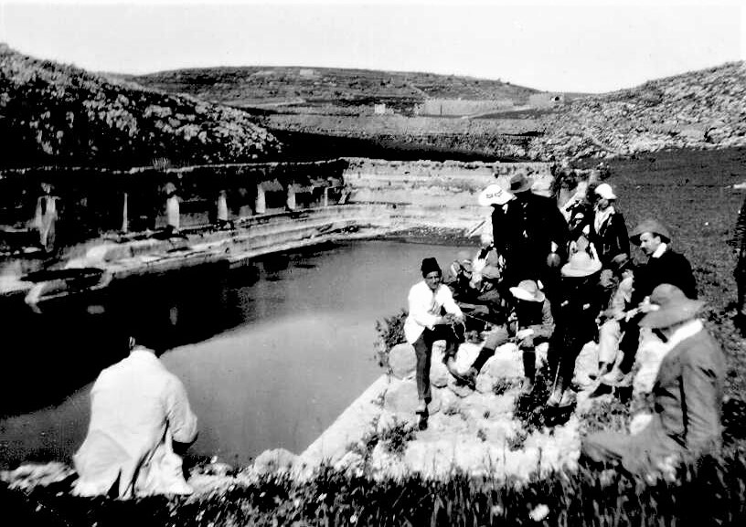 קבוצת תיירים נופשת ליד בריכות שלמה, 1913 (PHG\1004065)