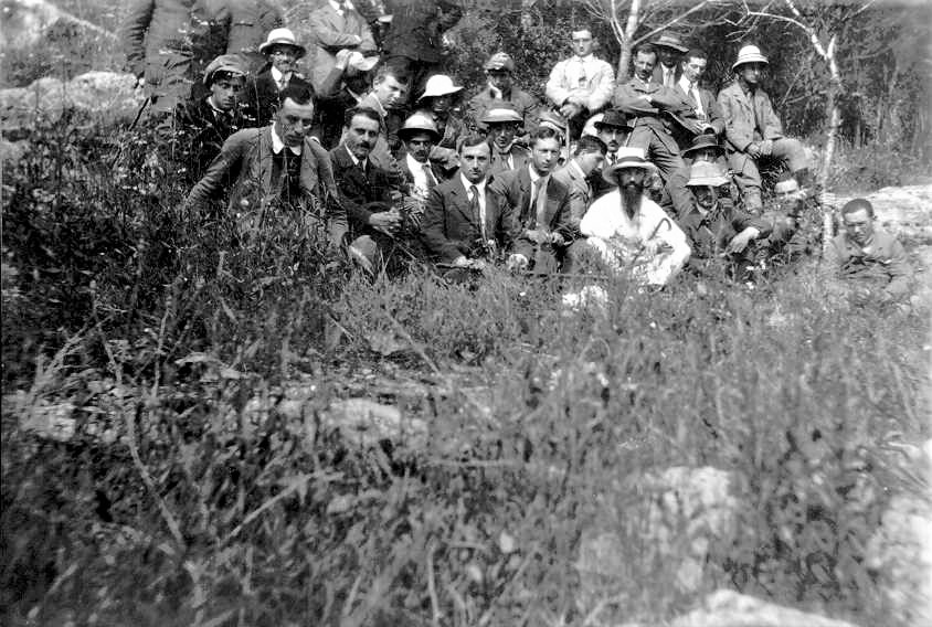 קבוצת תיירים מגרמניה, הכוללת סטודנטים וספורטאים, מצטלמת על הר הכרמל, 1913. (PHG\1004132)