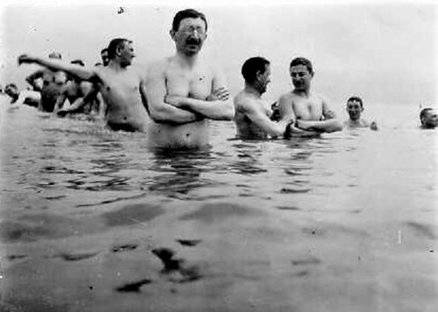 תיירים מתרעננים במי ים המלח, 1913 (PHG\1014440)