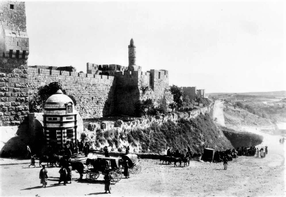 הדליג'נסים מסיעים מבקרים לירושלים, בתחנה הסמוכה לשער יפו, 1898 (PHG\1015559)