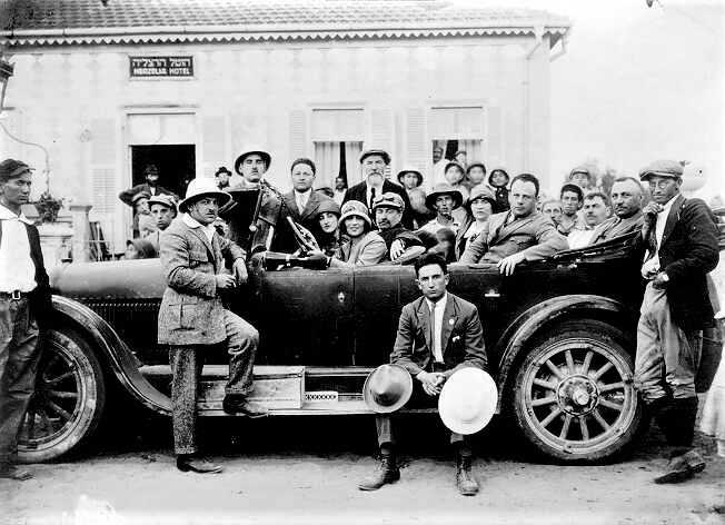 קבוצת תיירים מפולין בזמן ביקורם בארץ ישראל ליד "הרצליה הוטל", 1923 (PHG\1016714)