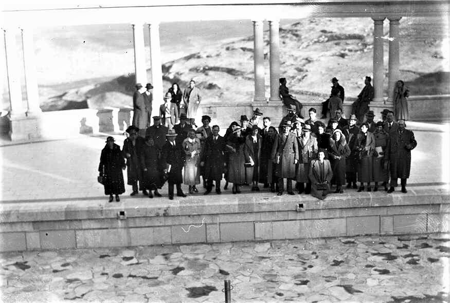קבוצת תיירים מדרום אפריקה באמפי־תיאטרון באוניברסיטה העברית בהר הצופים בירושלים, 1937. (PHO\1361036)