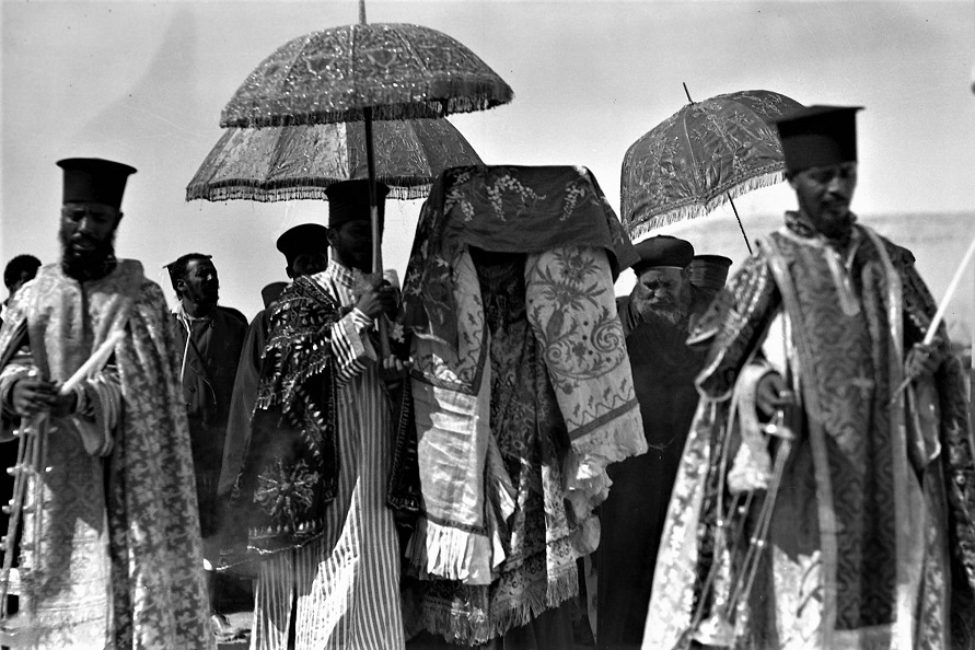 קבוצת נזירים חבשים מלווים את הקיסרית בביקורה בארץ ישראל (NZO\629721)