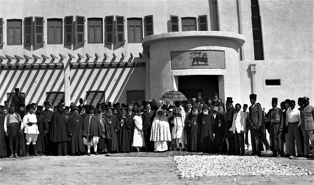 פמליית הקיסרית בחזית הכנסייה האתיופית (NZO\629727)