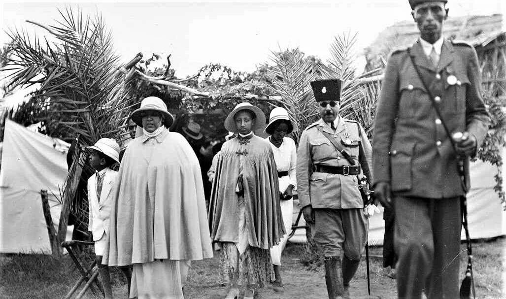 הקיסרית מֶנֶן ושניים מילדיה, הנסיכה צאהי, והנסיך מקונן. (PHO\1355136)