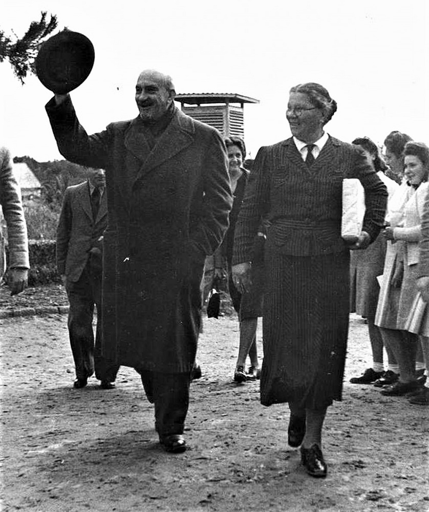 עדה מימון ולצדה נשיא המדינה חיים ויצמן בעת ביקורו ב"עיינות", 1945, צלם: יונה אביב. (PHWI\1245243)
