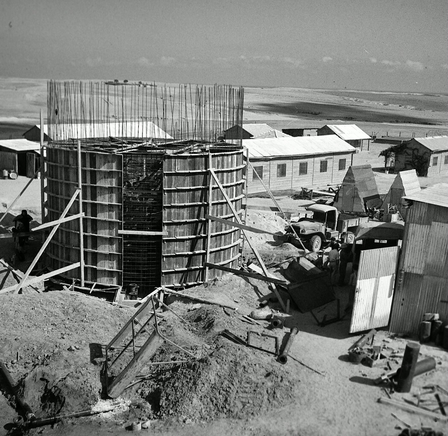 הכנה ליציקת הבטון של מגדל המים בקיבוץ בארי בשנותיו הראשונות (NKH4\77187)