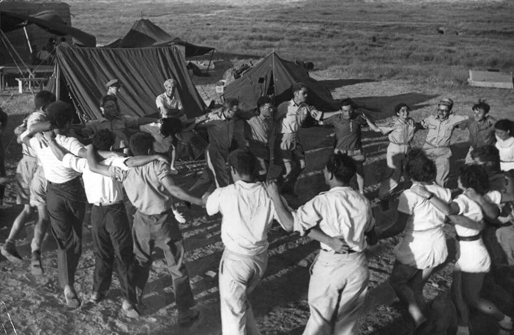 מייסדי קיבוץ מפלסים, רוקדים הורה בסמוך לאוהלי המגורים, 1949. (PHKH\1273731)