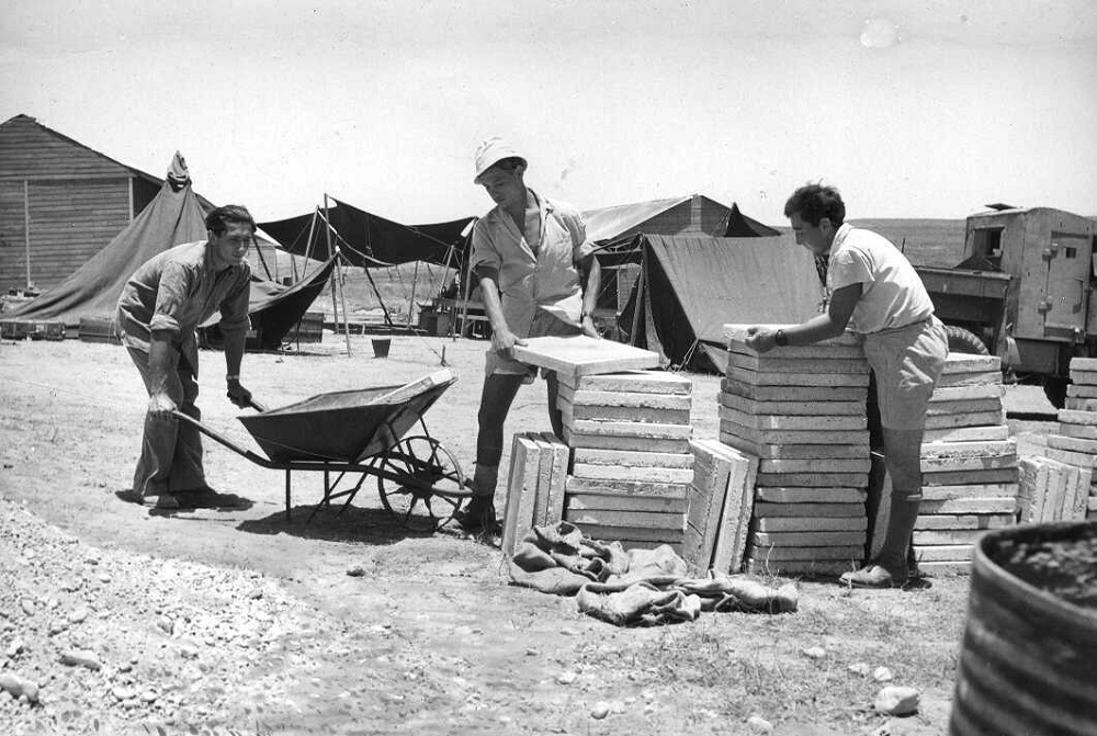 צעירים שעלו לארץ מדרום אמריקה בראשית בניינו של קיבוץ מפלסים, 1949. (PHKH\1273736)