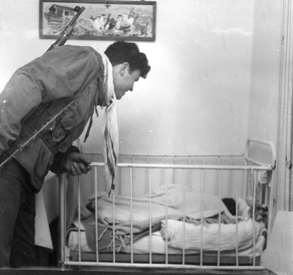 מתנדב מירושלים, מסייע בשמירה בבית התינוקות בנחל עוז, ינואר 1956. (PHKH\1287707)