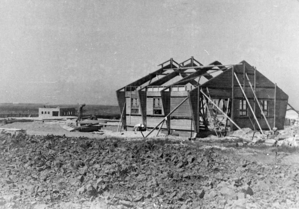 קיבוץ נירים בתנופת בנייה, 1951 (משוער). (PHYW\685945)